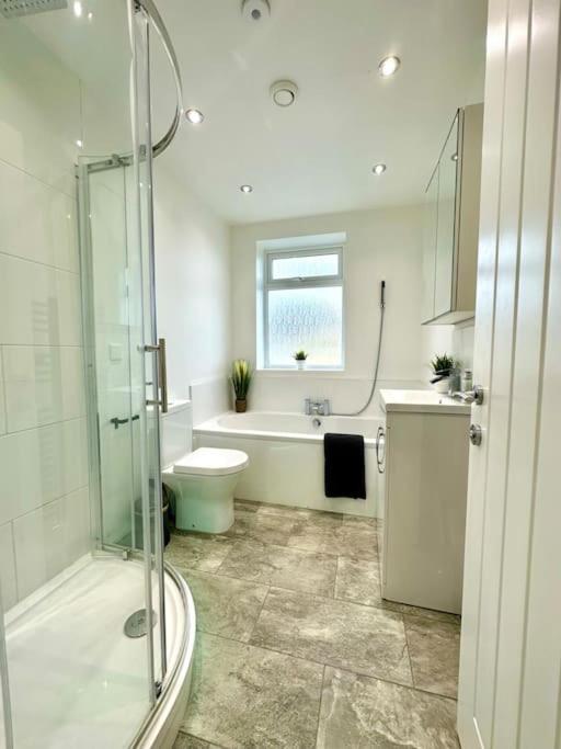 Spacious Group Haven: 8-bedroom Comfort Near Town & *