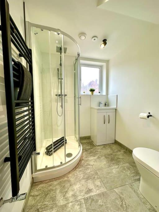Holiday home Spacious Group Haven: 8-bedroom Comfort Near Town & *