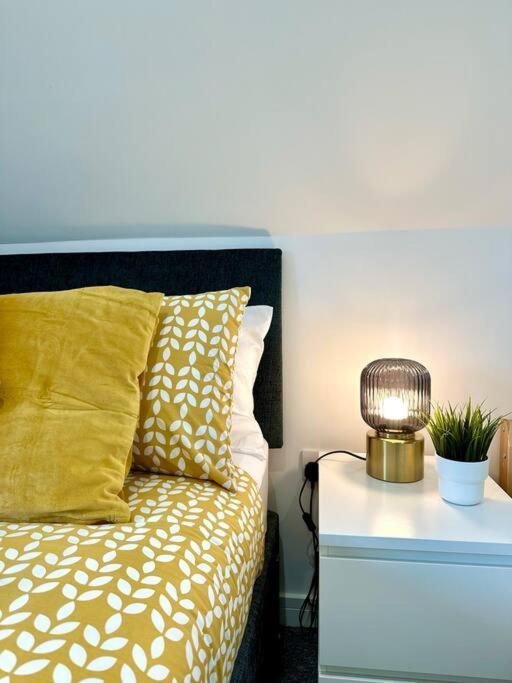 Spacious Group Haven: 8-bedroom Comfort Near Town & Bournemouth