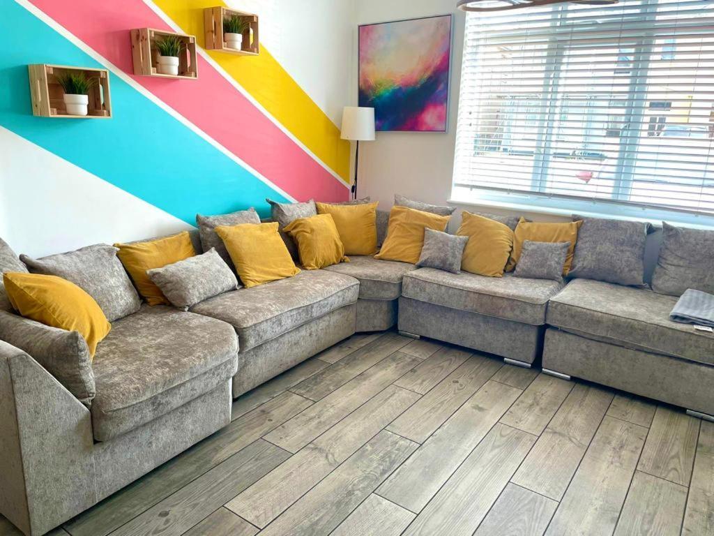 Holiday home Spacious Group Haven: 8-bedroom Comfort Near Town & *