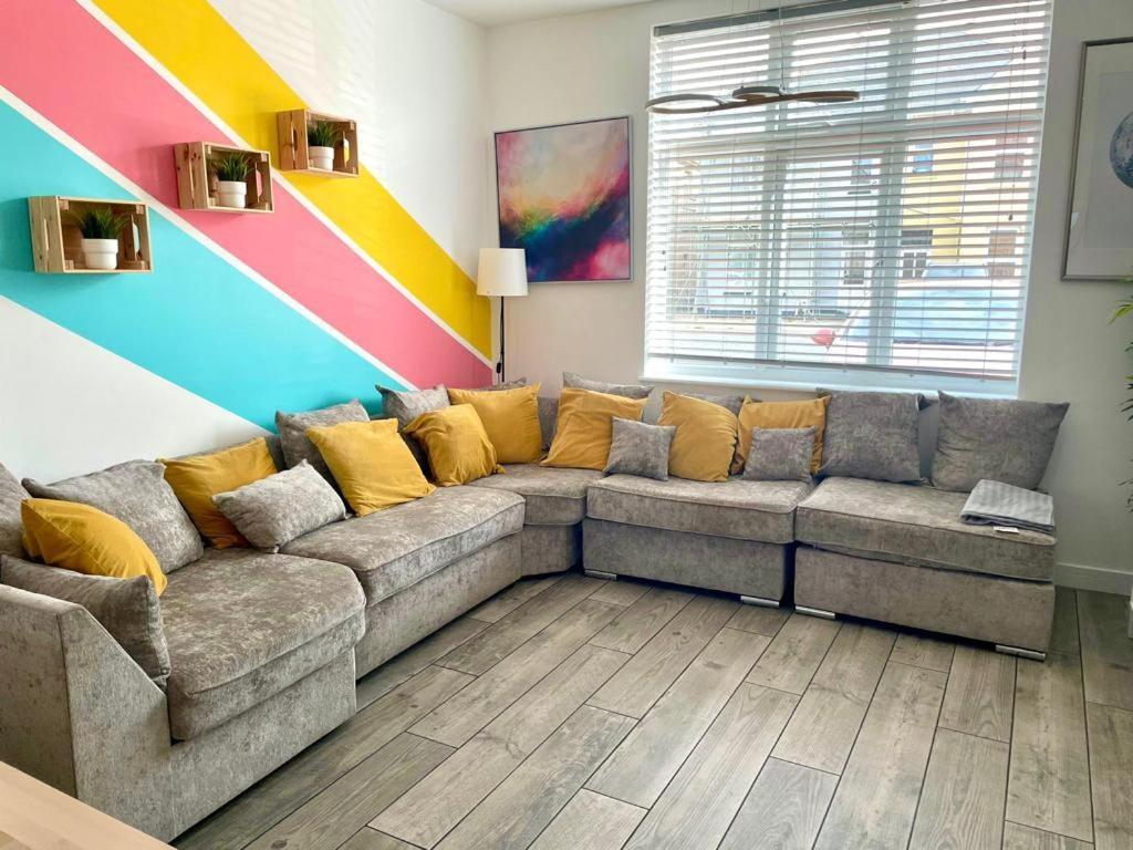 Spacious Group Haven: 8-bedroom Comfort Near Town & Bournemouth